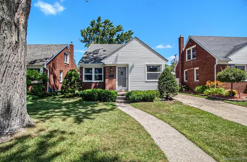 13368 Phelps St, Southgate, MI 48195