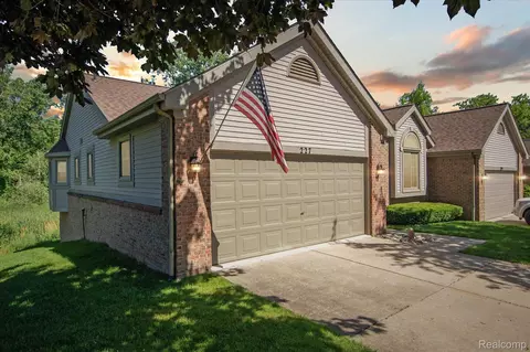 227 Sisu Knoll Dr, Brighton, MI 48116