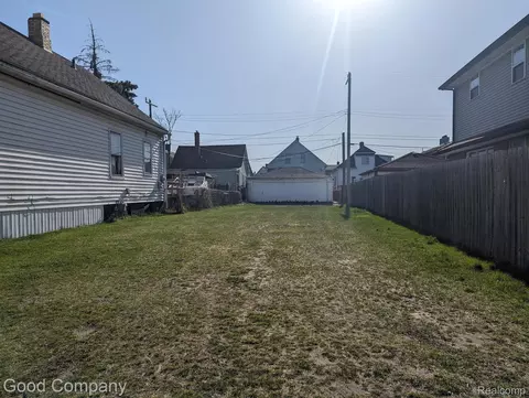 11453 Charest St, Hamtramck, MI 48212