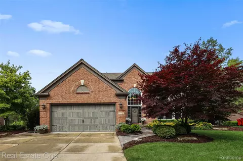 17734 Huron Dr, Macomb, MI 48042