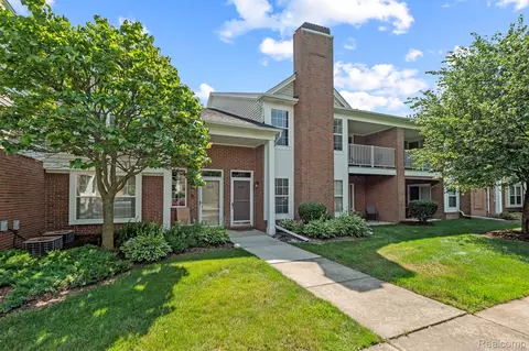 46214 Cavalier Dr, Macomb, MI 48044