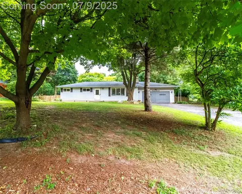 1917 Lochinvar Blvd, Oakland, MI 48363