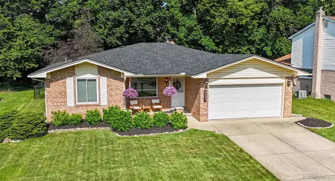 8233 Sandpiper St, Canton, MI 48187