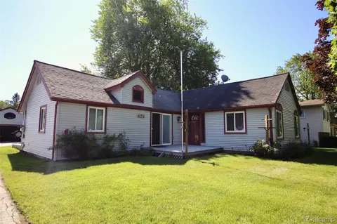 451 S Hospital Rd, Waterford, MI 48327