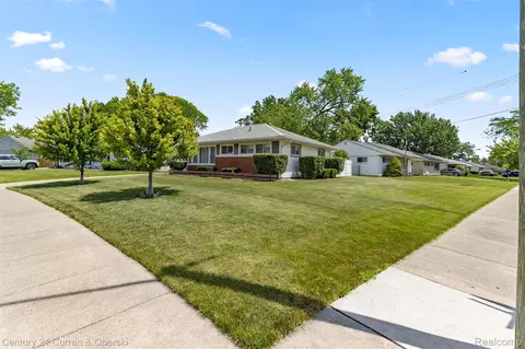 420 Lytle Pl, Garden City, MI 48135