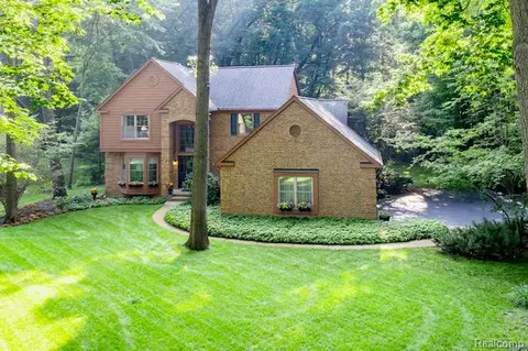 8212 Pine Lake Dr, Springfield, MI 48350