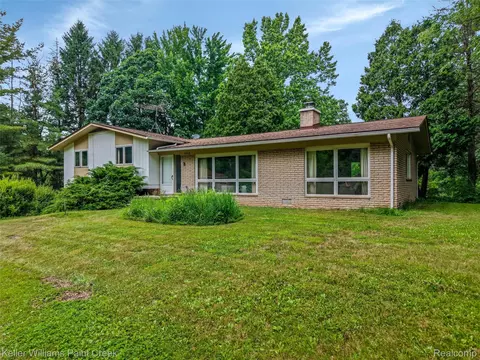 4464 Foxwood Dr, Brighton, MI 48380