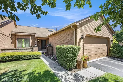 2210 London Bridge Dr, Rochester Hills, MI 48307
