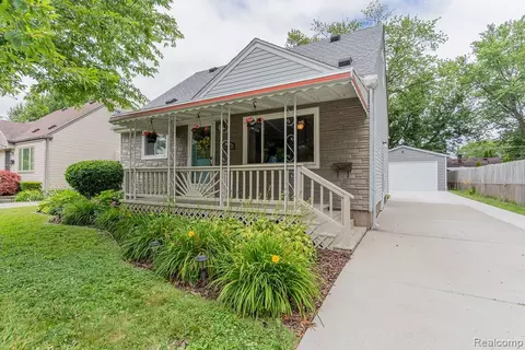 23631 Beverly St, Saint Clair Shores, MI 48082