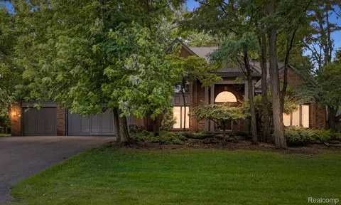 4730 Mirror Lake Dr, West Bloomfield, MI 48323