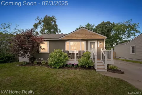 5575 Berkley Dr, Waterford, MI 48327