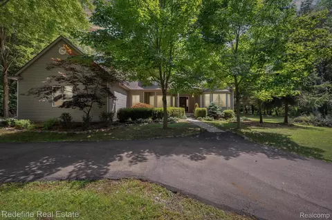 1388 Pine Grove Ln, Milford, MI 48381