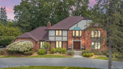 4279 Pine Ln, Orchard Lake Village, MI 48323