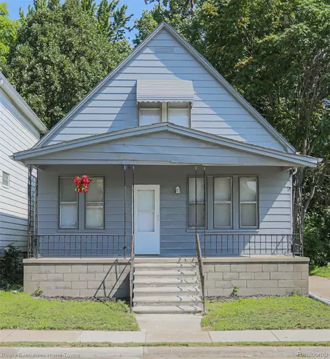 15251 Maplewood Ave, Eastpointe, MI 48021