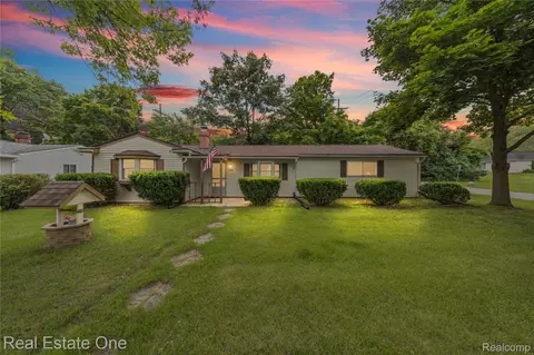 7241 Richardson Rd, West Bloomfield, MI 48323