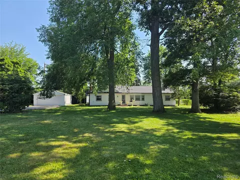32251 Elmwood St, Garden City, MI 48135