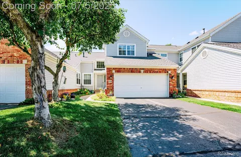5934 Creekside Dr, Troy, MI 48085