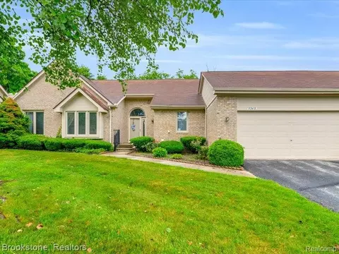 5348 Fairway Ct, West Bloomfield, MI 48323