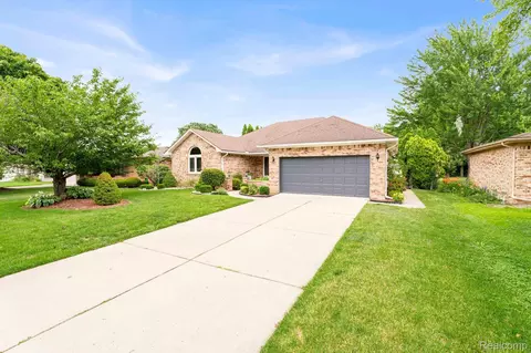 37452 Dundee St, Sterling Heights, MI 48310