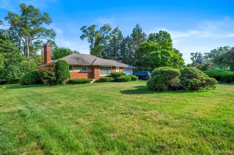 18527 George Washington Dr, Southfield, MI 48075