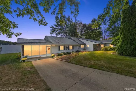 426 Peninsula Dr, Deerfield, MI 48421