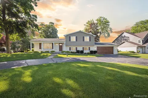 5100 Surfwood Dr, Commerce, MI 48382