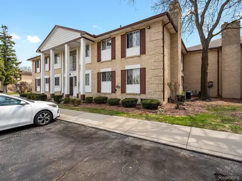 29272 Gloede Dr #16, Warren, MI 48088