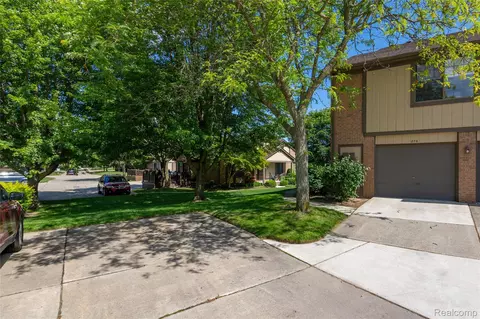 276 Meadow Bridge Dr, Rochester Hills, MI 48307
