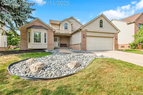42984 Sandstone Dr, Novi, MI 48377