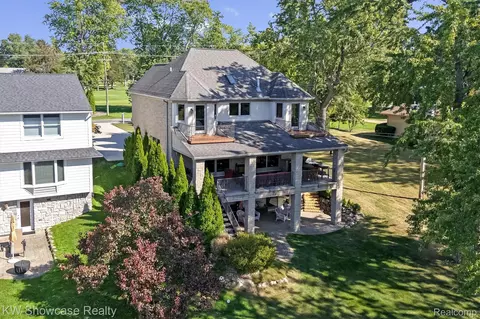 3190 Edgewood Park Dr, Commerce, MI 48382