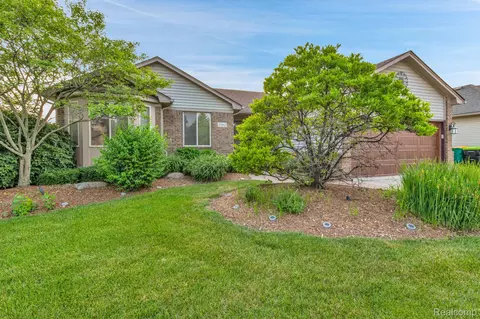 52865 Cross Creek Dr, New Baltimore, MI 48047
