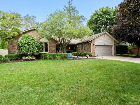 8999 Shelby Woods Dr, Utica, MI 48317