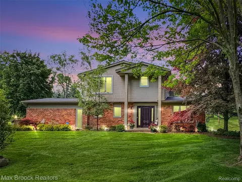 6907 W Knollwood Cir, West Bloomfield, MI 48322
