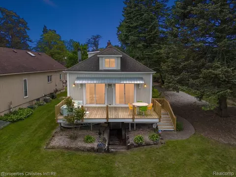 600 Wolverine Dr, Wolverine Lake, MI 48390