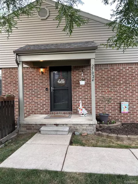 27024 Winchester Ct #11, Brownstown, MI 48183