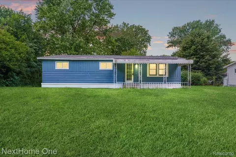 612 Red Oaks Dr, Genoa, MI 48843