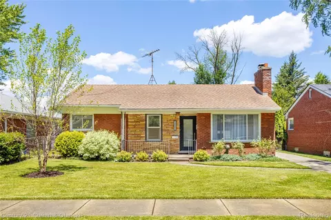 21721 Yale St, Saint Clair Shores, MI 48081