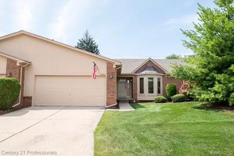 19040 Fortuna Dr S, Clinton Township, MI 48038