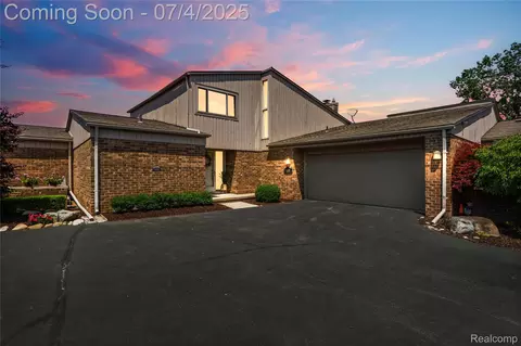 938 Brookwood Ln E, Rochester Hills, MI 48309