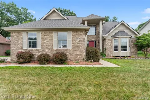 30026 Huron Meadows Dr, Rockwood, MI 48173