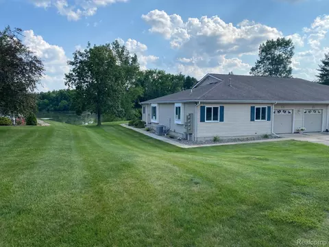 1093 Lake Park Cir #6, Grand Blanc, MI 48439