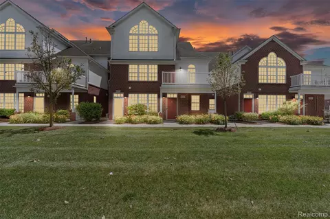 8461 Towne Center Cir N, Warren, MI 48093