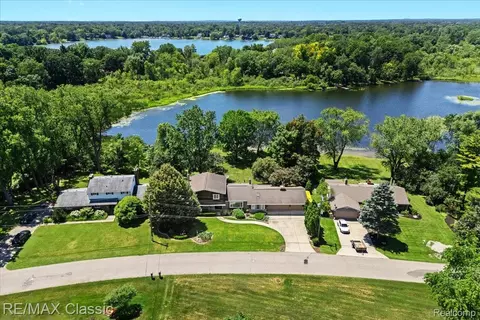 2838 Bay Dr, West Bloomfield, MI 48324