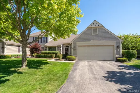 881 Tartan Trl, Bloomfield Hills, MI 48304