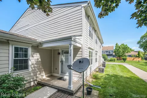 39728 Village Wood Cir, Novi, MI 48375