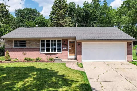 33832 Lacrosse St, Westland, MI 48185