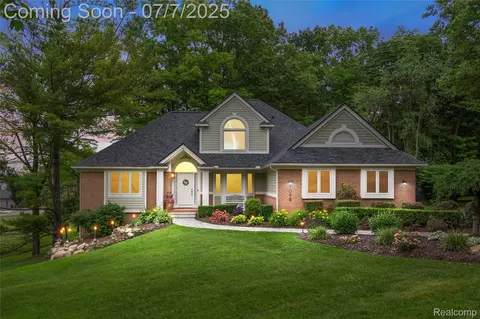 7098 Hickory Hollow Cir, Springfield, MI 48348