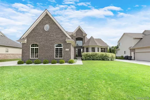 689 Pine Ridge Ave, Oxford, MI 48371