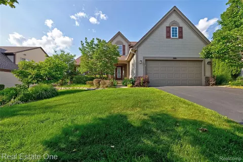 560 Boulder Lake Dr, Oxford, MI 48371