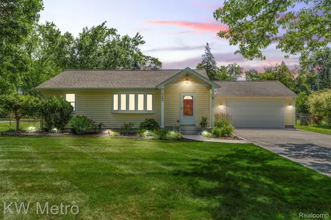 3180 Warringham Ave, Waterford, MI 48329